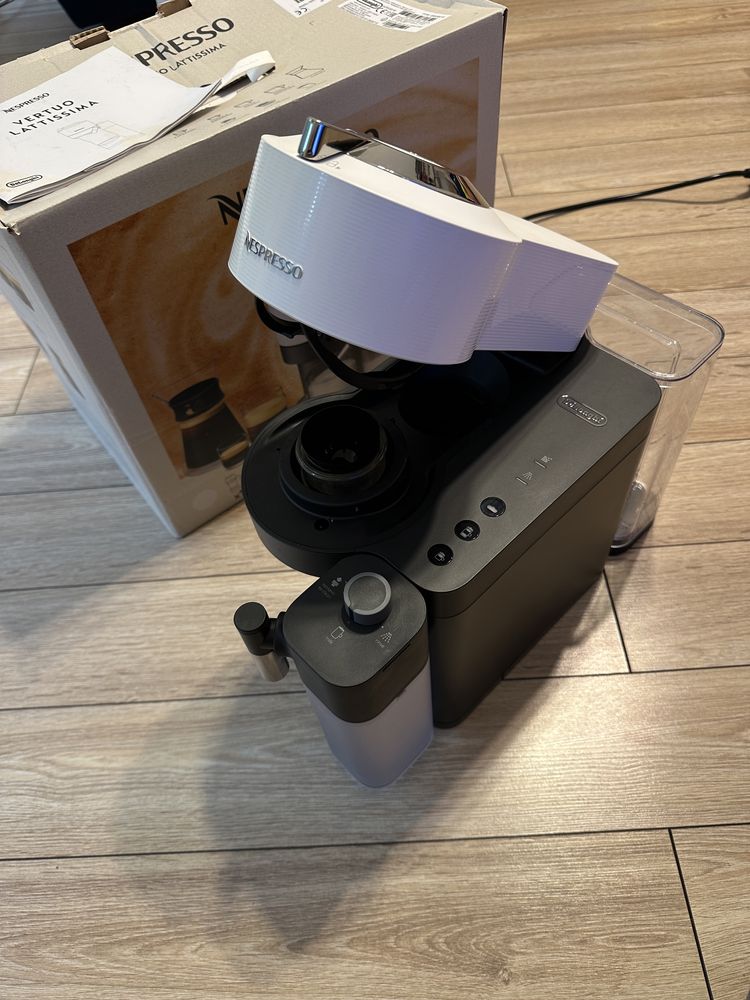Ekspres DeLonghi Vertuo Lattissima