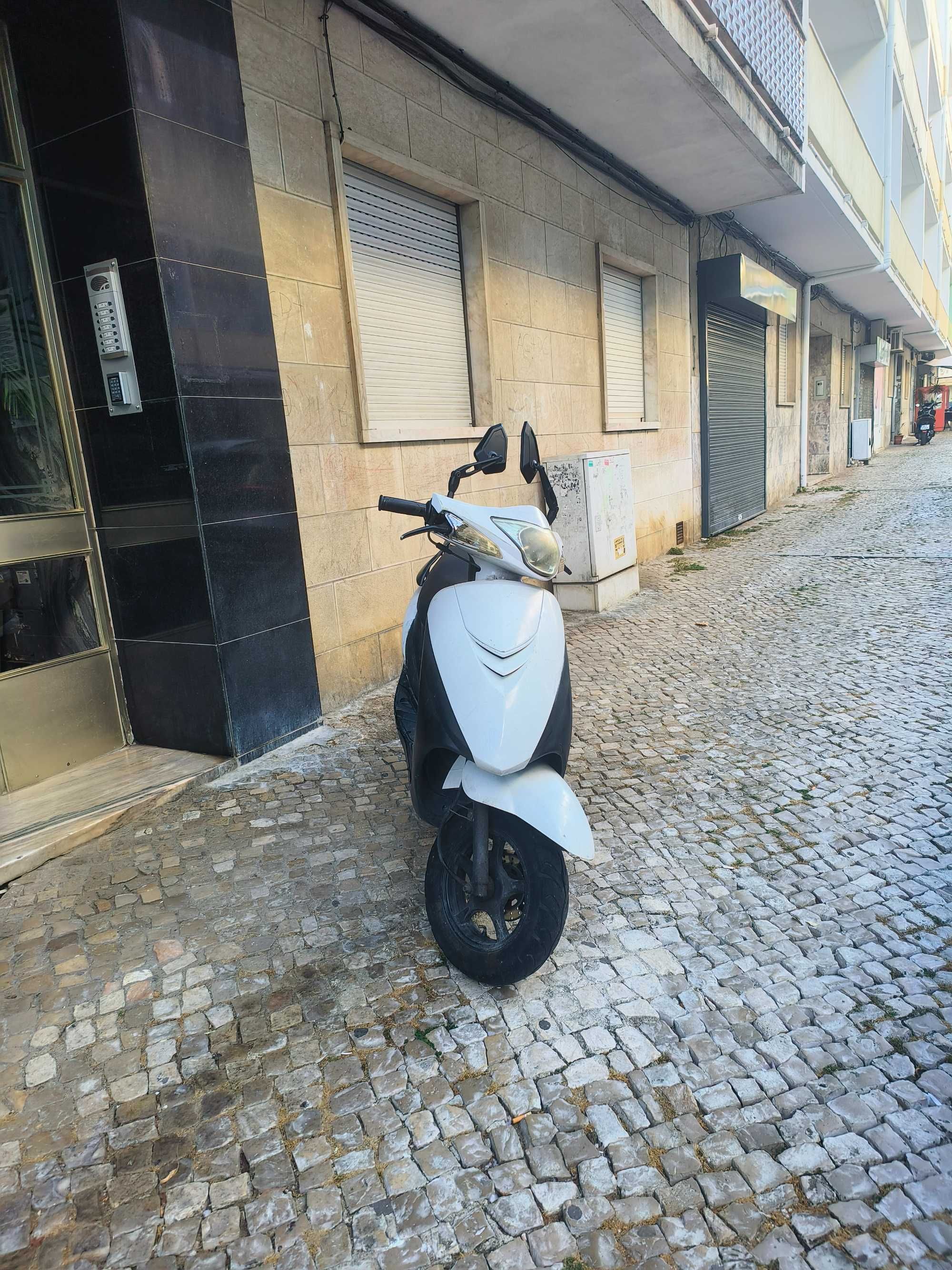 Moto sym muito boa preço negociável aceito proposta