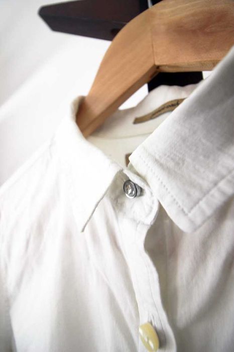 Conjunto de 2 camisas, branca e azul clara, da Sacoor