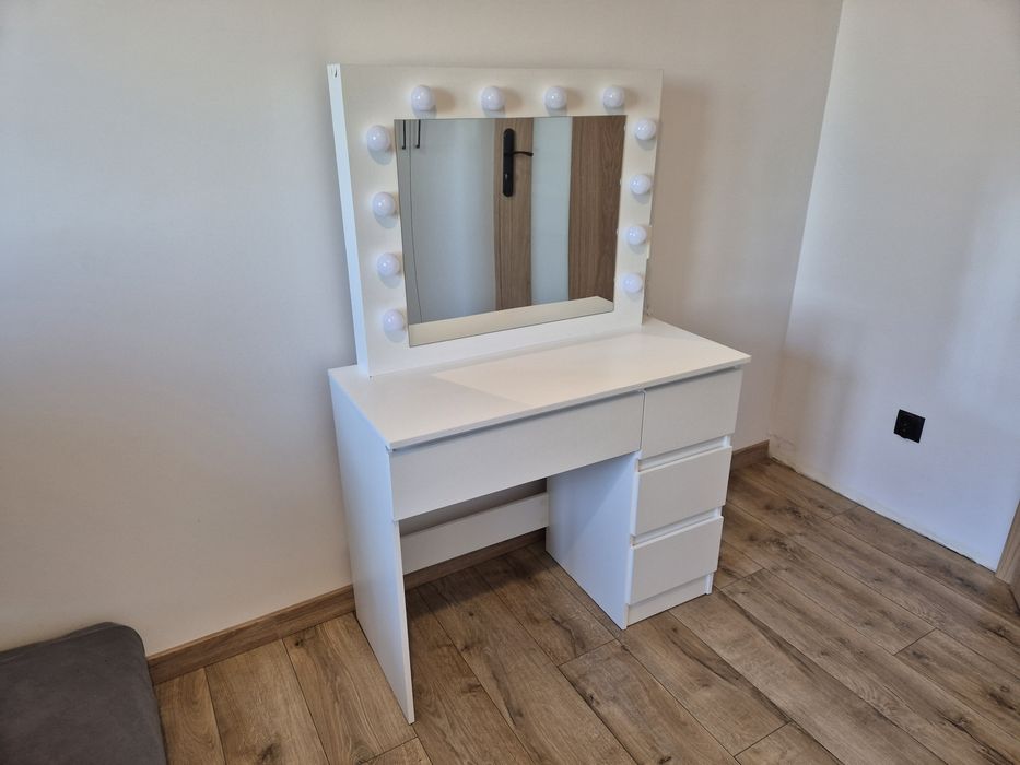 Toaletka z podświetlanym lustrem, szufladami i gniazdem elektrycznym