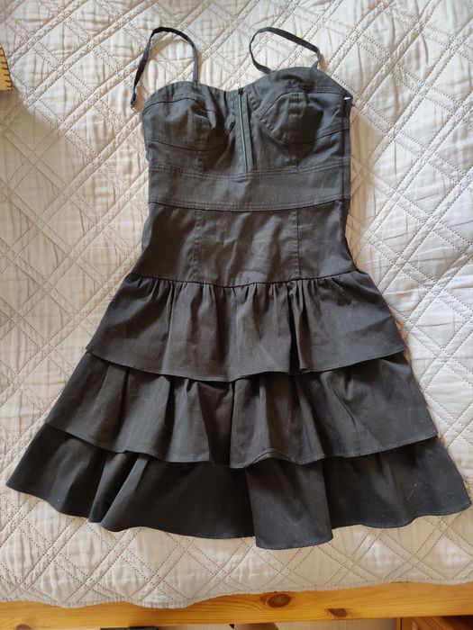 Czarna sukienka H&M gorsetowa r34 odpinane ramiączka, falbany