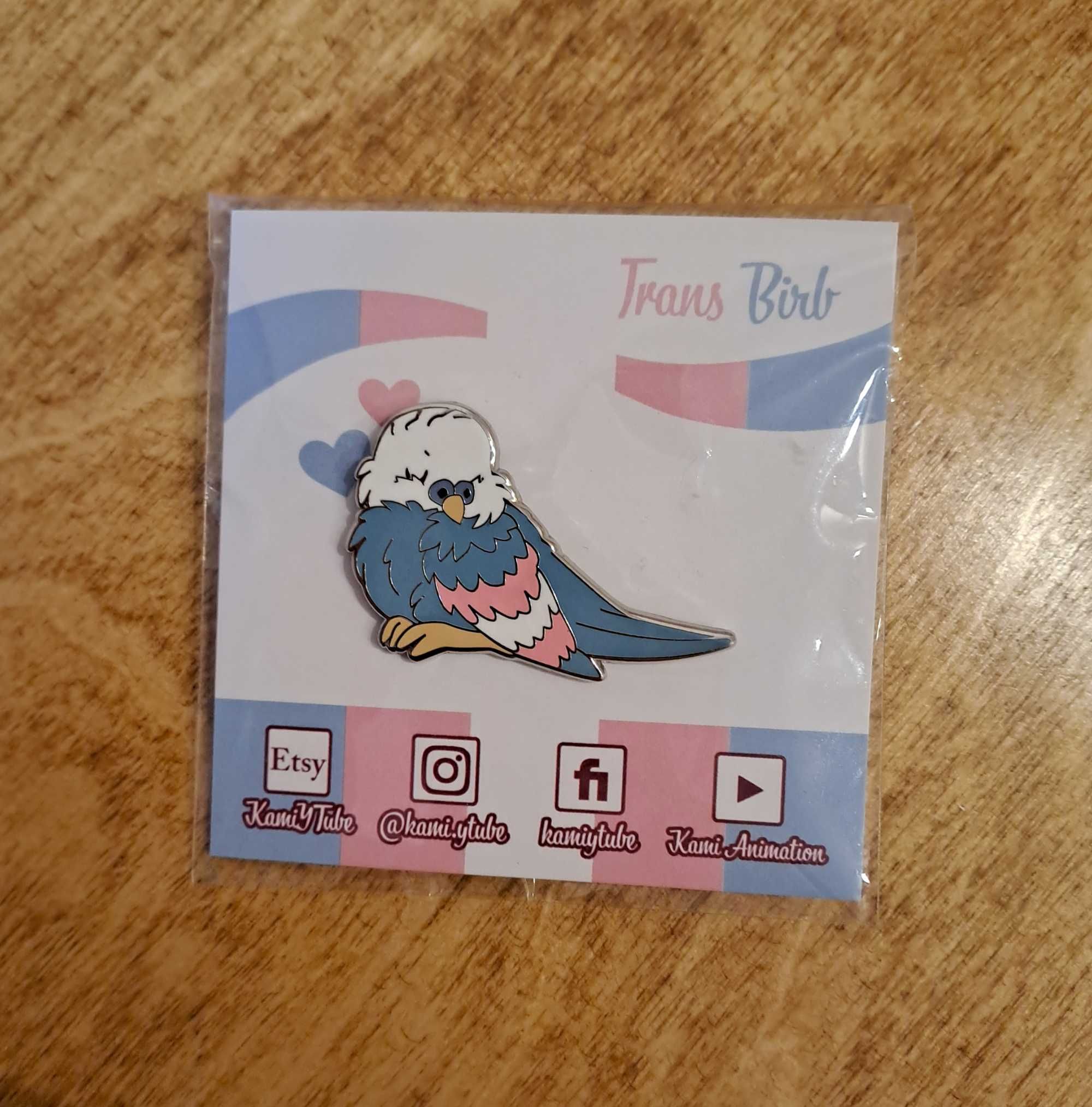 trans flaga LGBT pin przypinka papuga