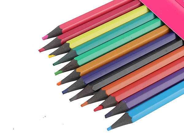 Цветные карандаши, ножницы