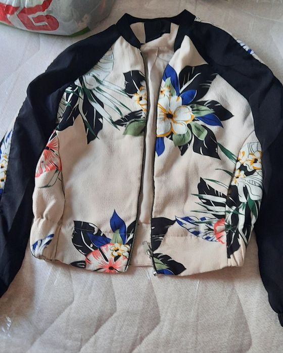 Вітрова, кофтина, тоненька.