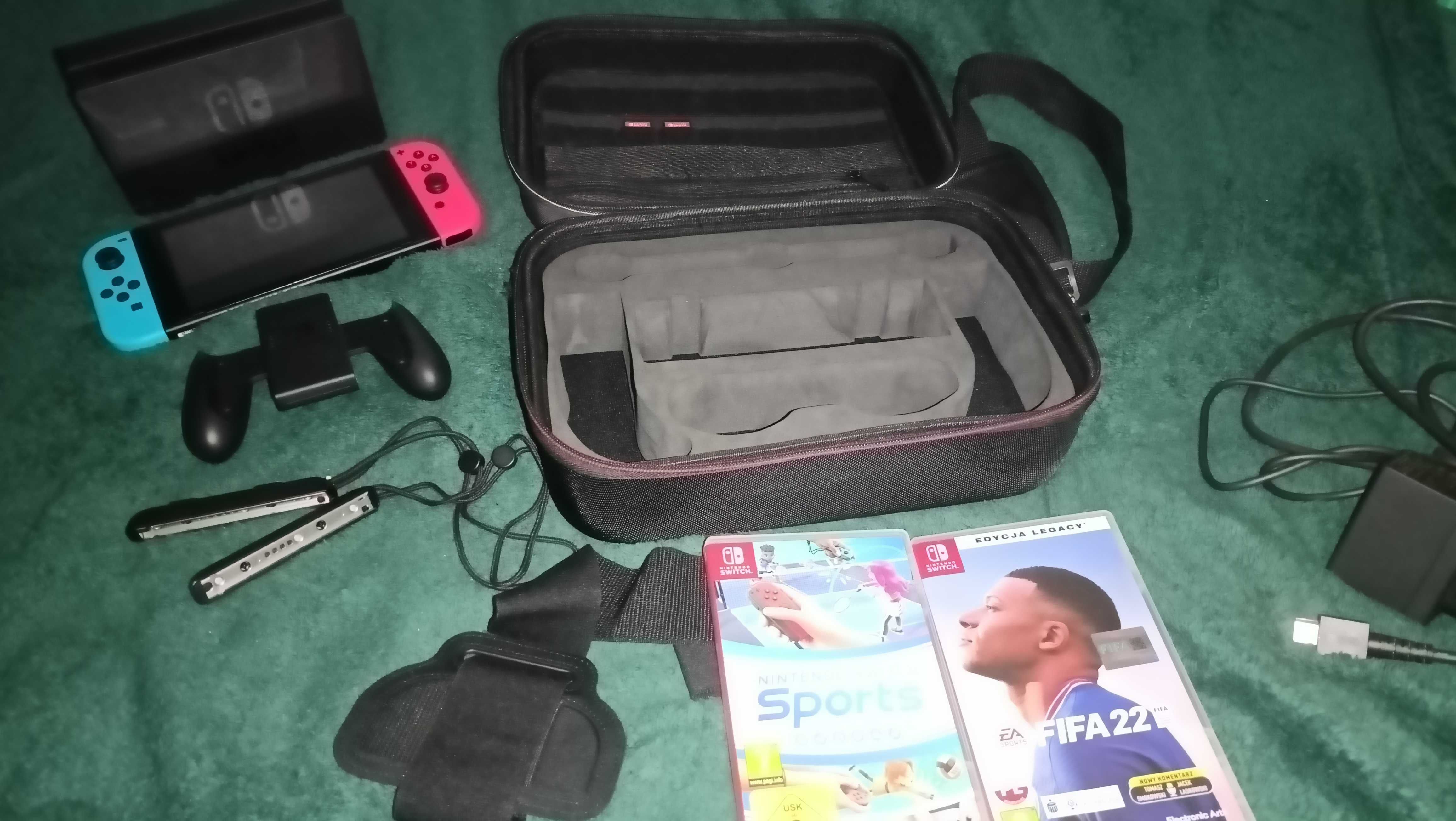 Nintendo switch +duży pokrowiec +2 gry