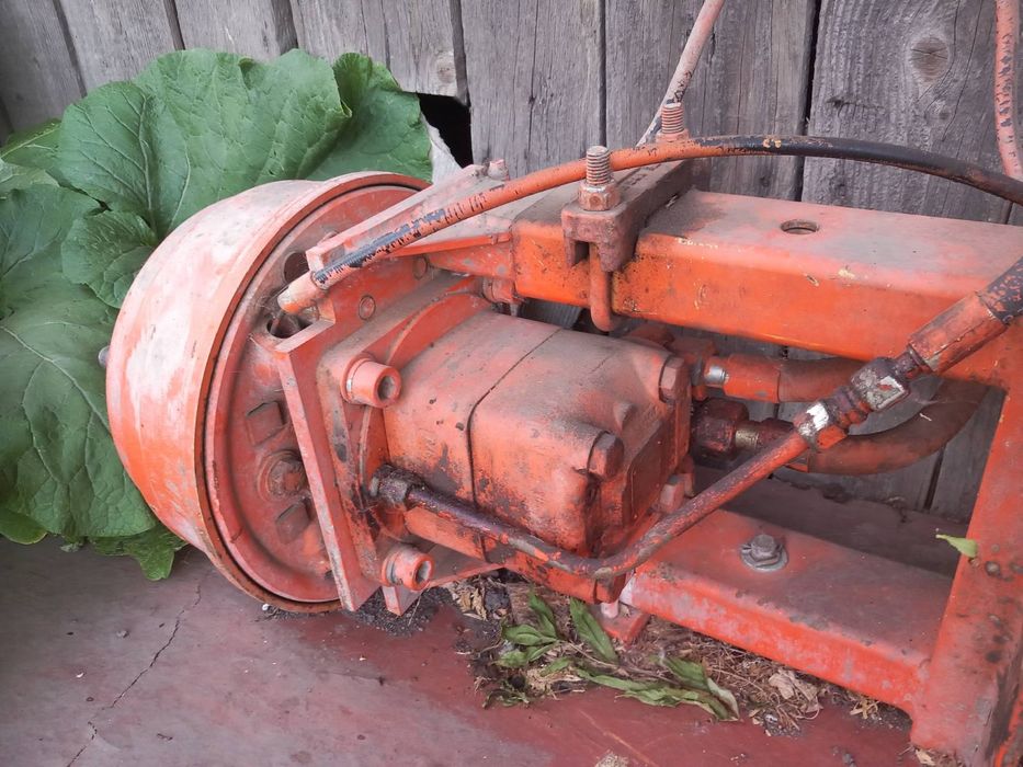 Продам, від міні комбайна. Міст з колесами, коробка з насосами.