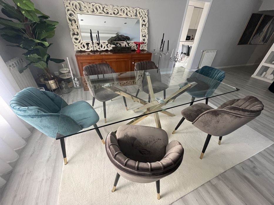 Mesa  com pés em dourado e 6 Cadeiras