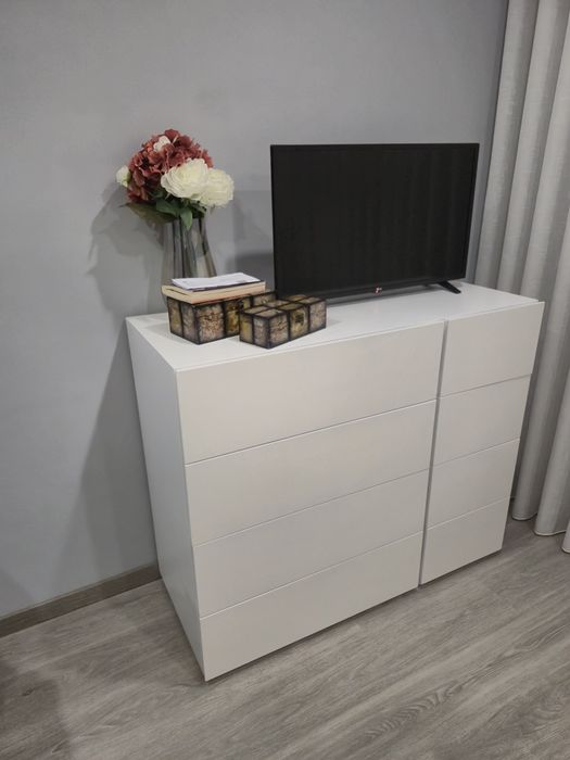 Cómoda/ Camiseiro branco em madeira