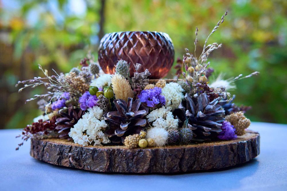 Dekoracja/stroik/świecznik z suszonych kwiatów na plastrze drewna