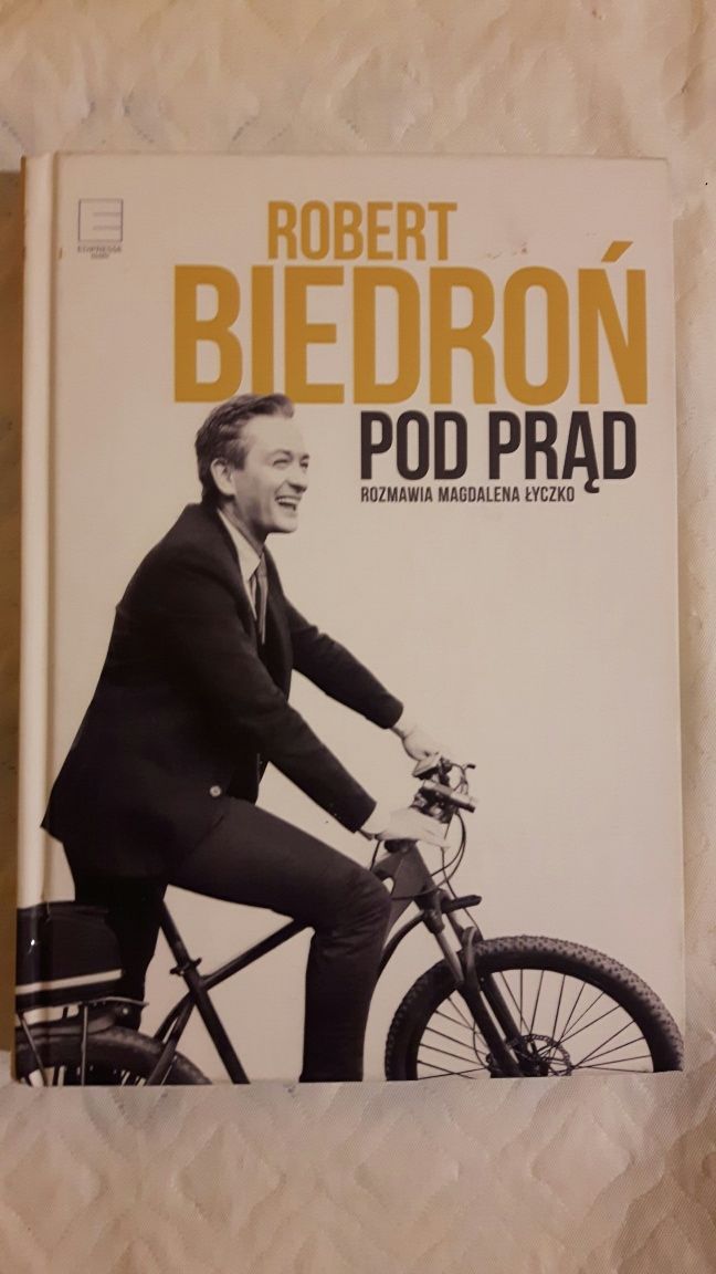 Książka Pod prąd Robert Biedroń poleca się do przeczytania
