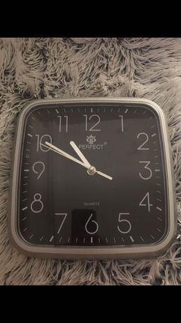 Srebrny nowy zegar na ścianę
