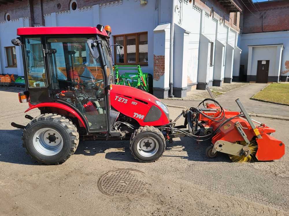 Ciągnik komunalny TYM T273 HST z przednim WOM-em i TUZ-em