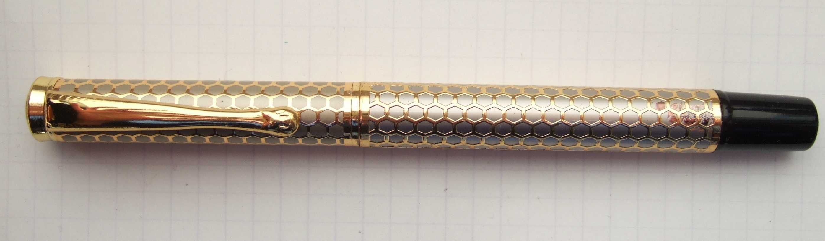 Перова ручка в металевому корпусі з оздобленням позолотою