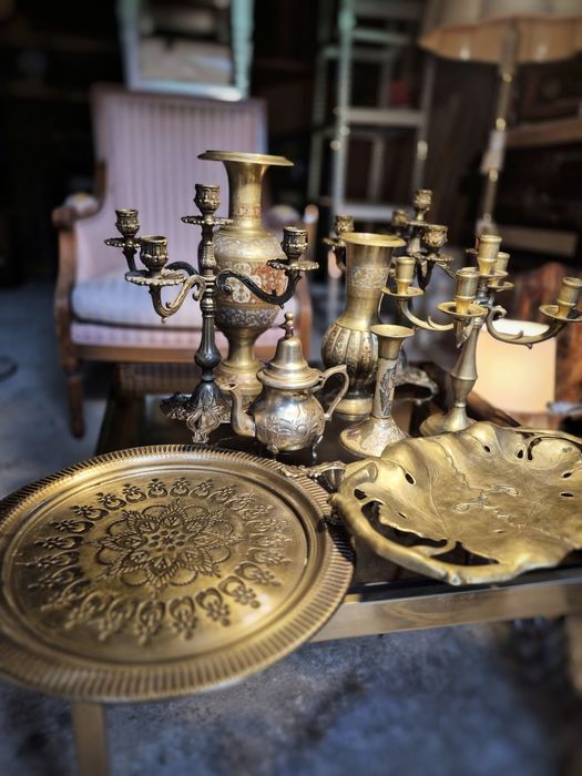 Zestaw mosiężnych ozdób kandelabr taca wazon imbryk vintage antyk