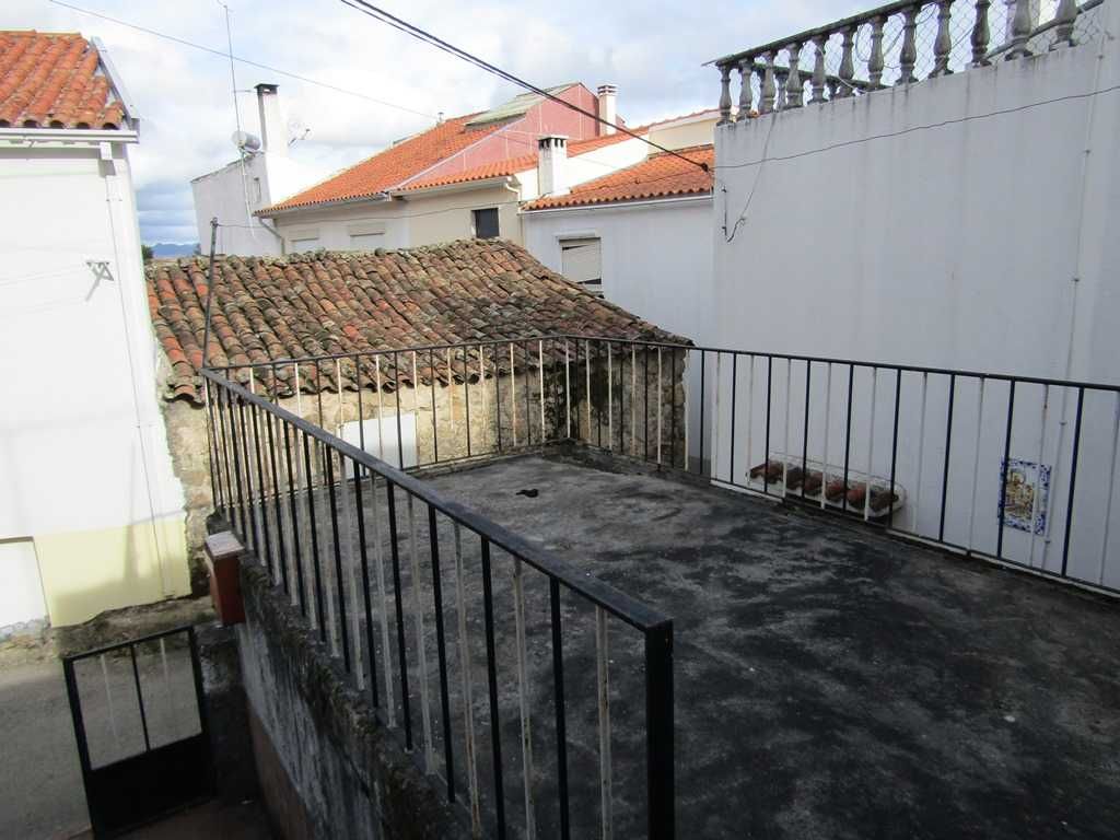 Casa T2 com terraço e arrecadações (p. renovação)