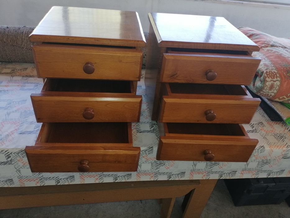 Mesinhas para quarto em madeira