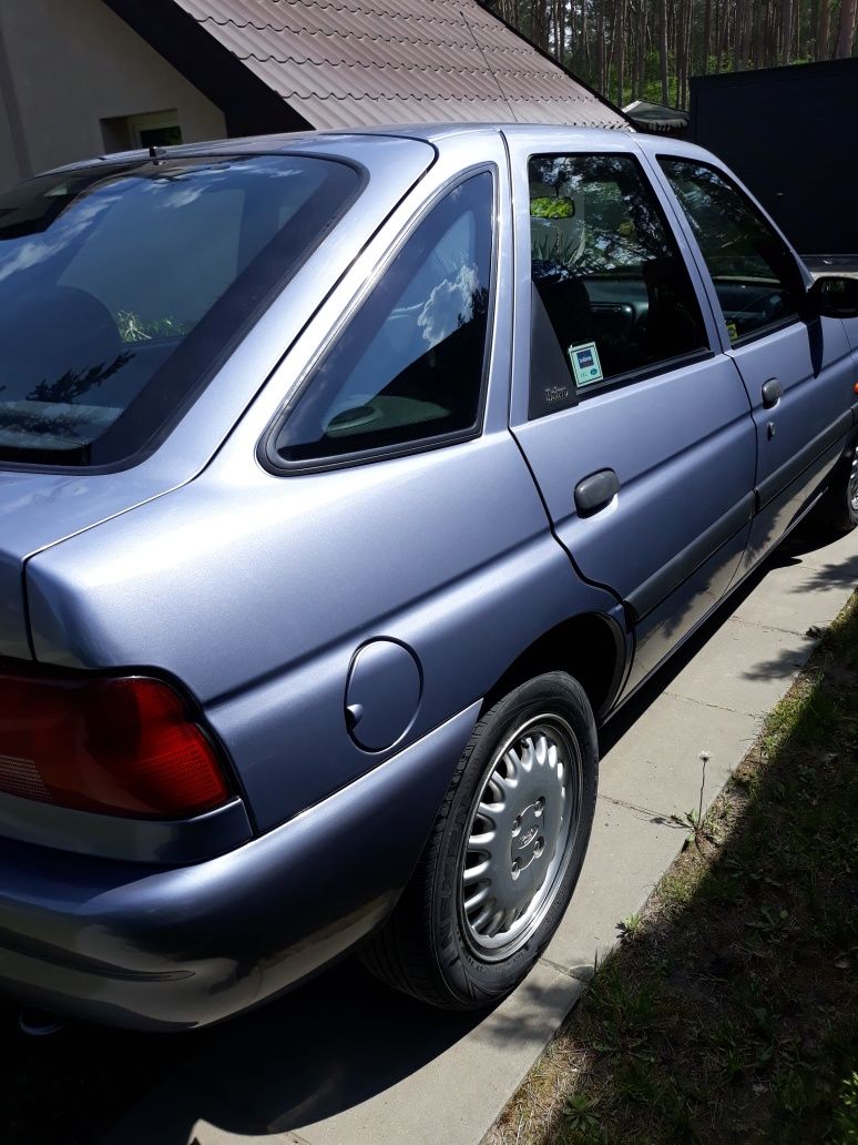 Piękny Ford Escort 1.6 16v 1998r. 133tys.km  Od nowości  garażowany