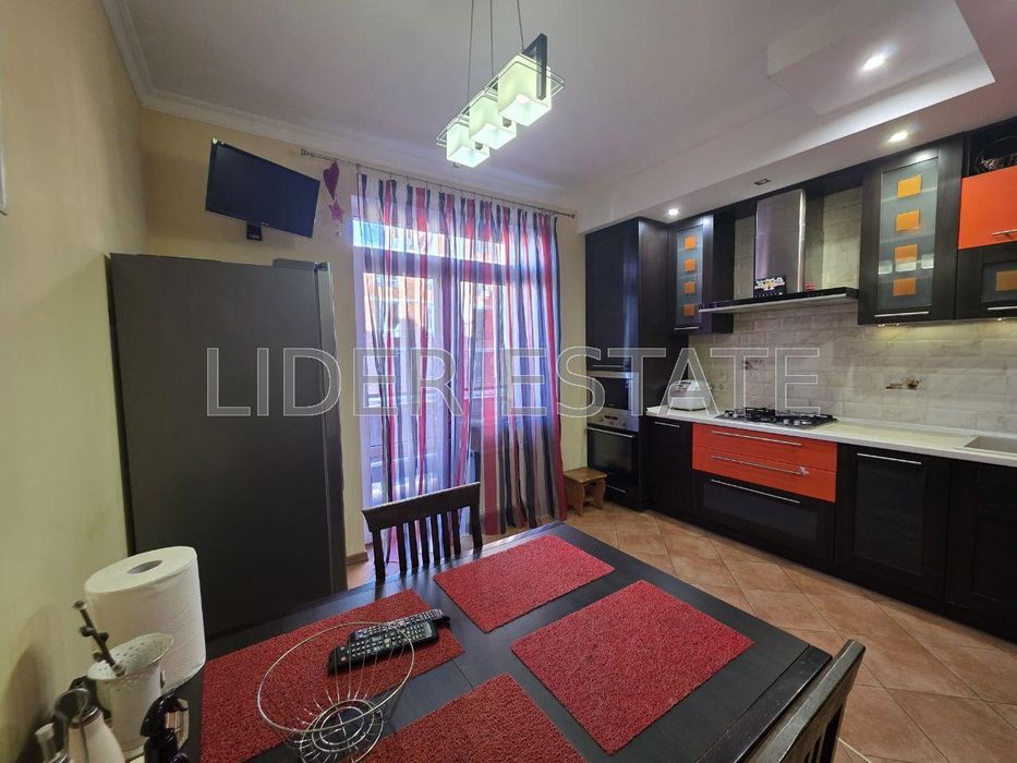 Продам 2-кімнатну квартиру по вул. Гленца