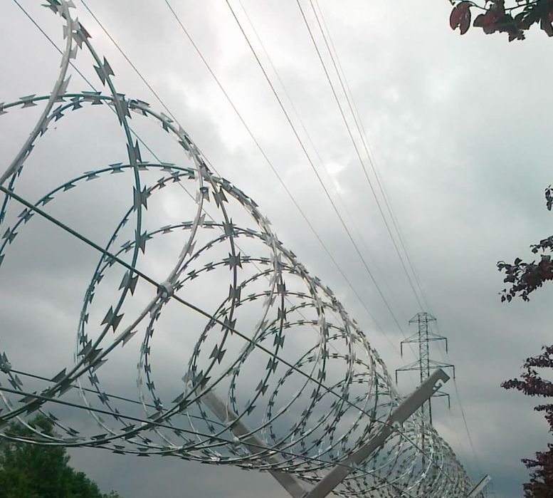 Zasieki concertina drut ostrzowy żyletkowy 450 mm agresywna zapora