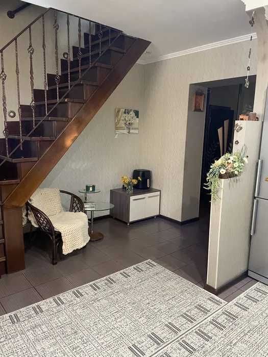 Продається затишна двохрівнева квартира по вул. Кравчука