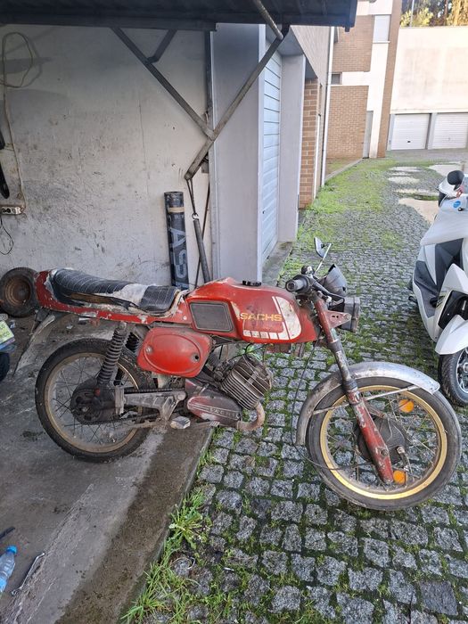 Vende-se mota com bom andamento