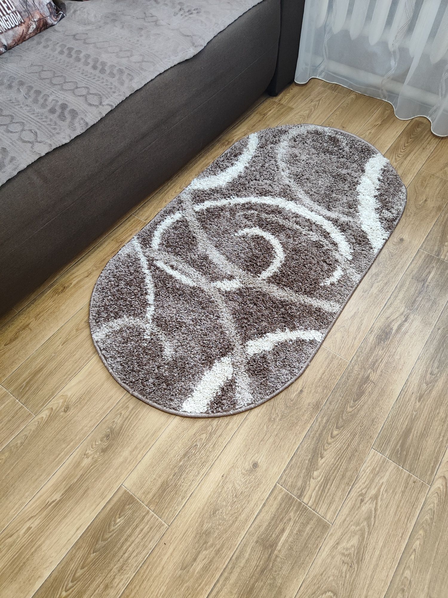 Пухнастий килим на підлогу