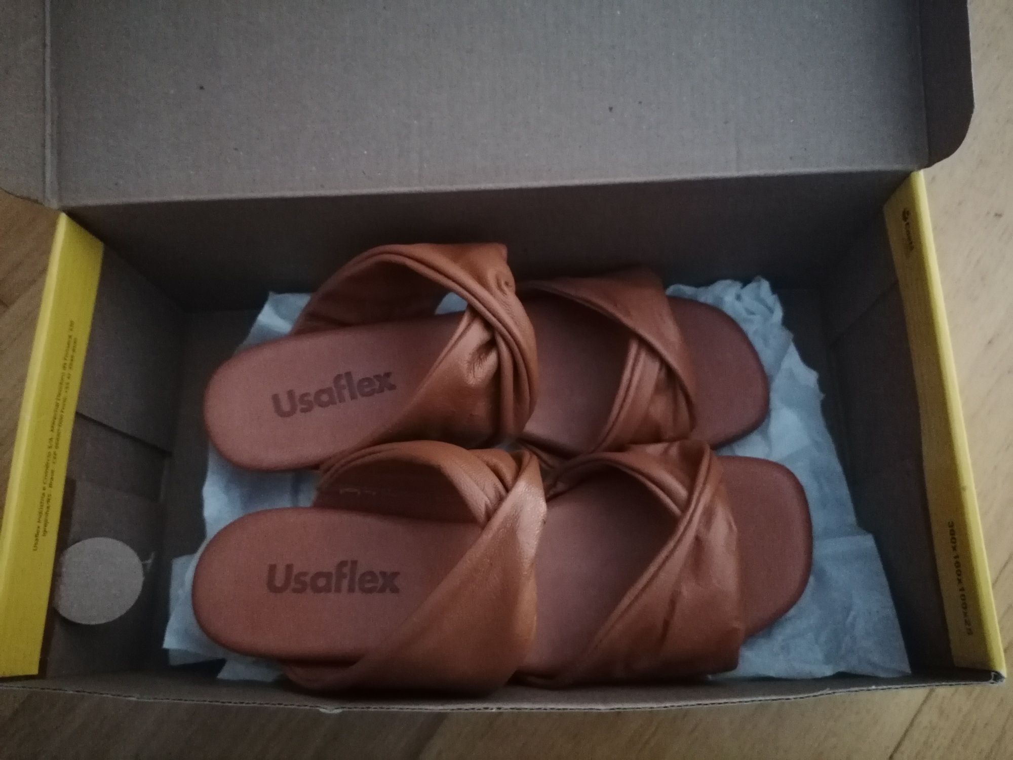 Sandálias em pele da Usaflex novas
