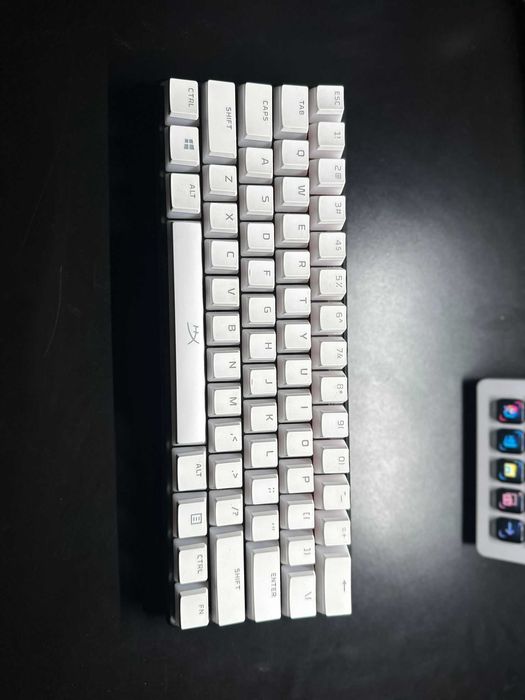 HyperX Alloy Origins 60% com Pudding Keycaps