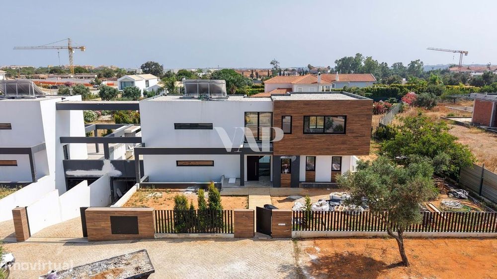 VILAMOURA - Moradia em banda V3 +1 no estilo contemporâneo