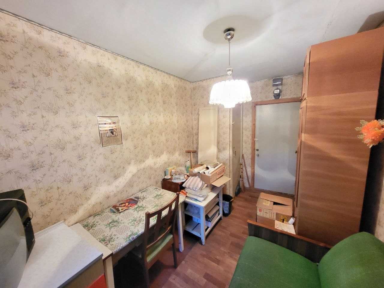 Кімната в гуртожитку на вул. Текстильників