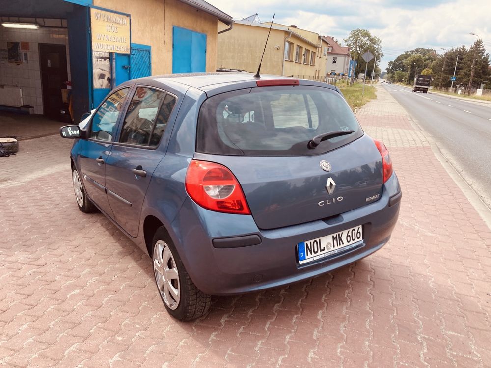 Sprzedam ładne clio rok 2006 poj 1.2 klima przeb 151 tys