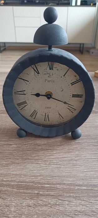 Czarny zegar w stylu retro