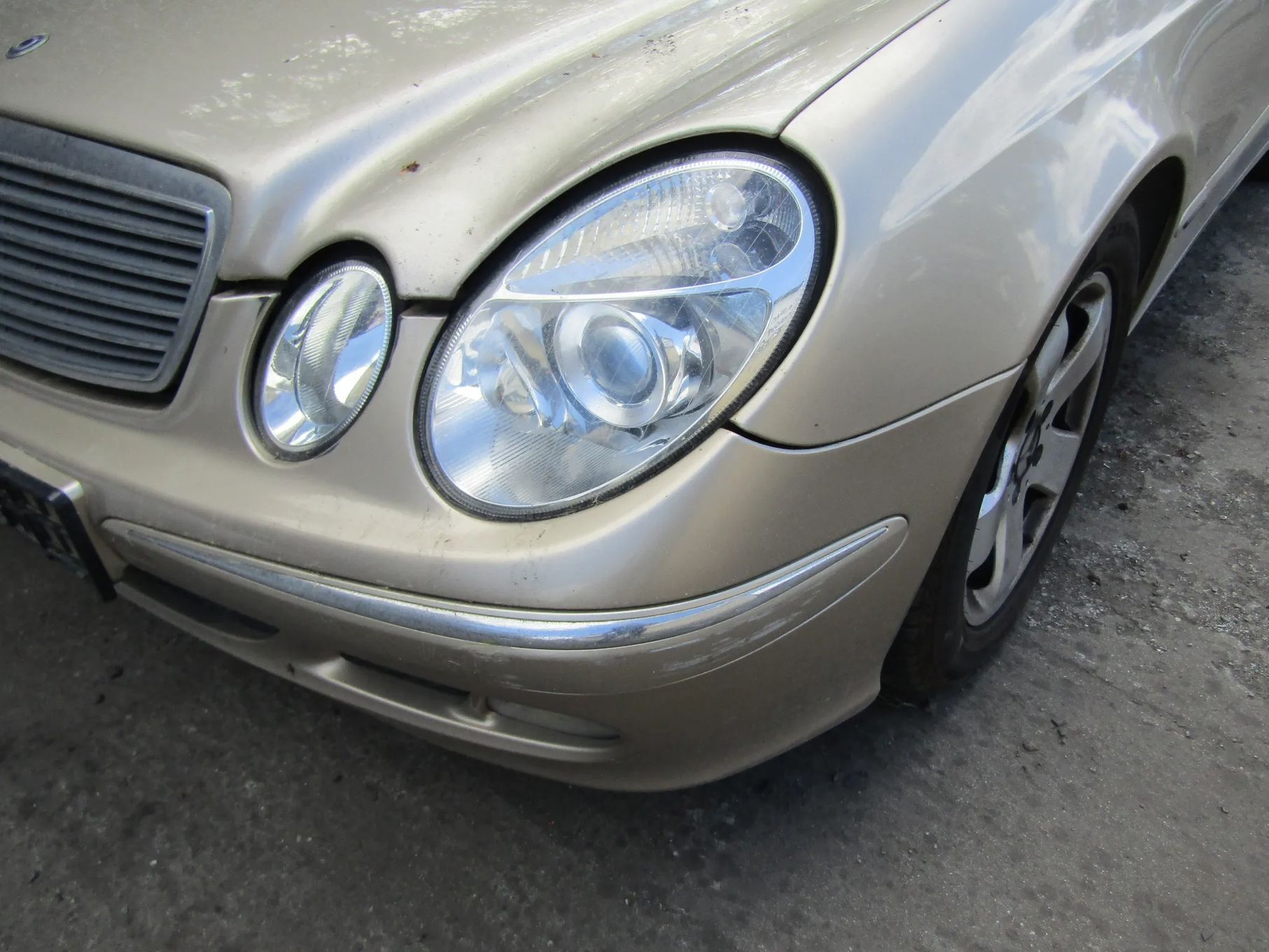 Mercedes-Benz Klasa E Mercedes w211 1.8k w calosci czesci kolor 693