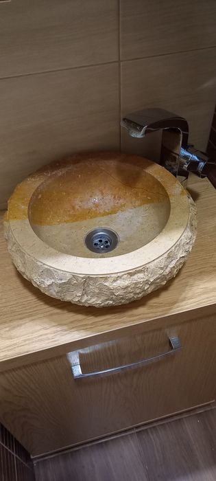 Kamienna kamień umywalka miska bateria i półka