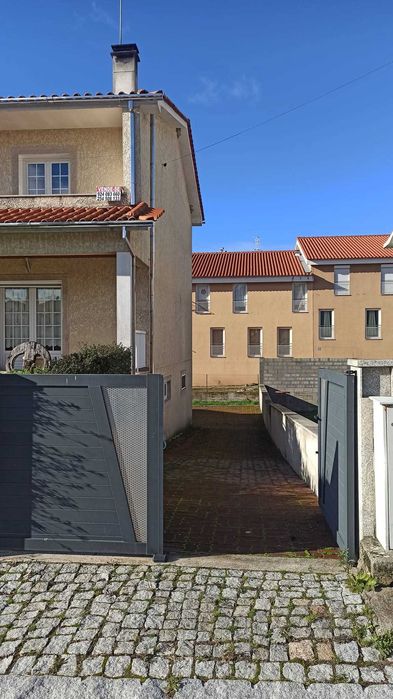 Moradia T5 com Garagem e Anexos – Bairro das Tapadas, Penedono