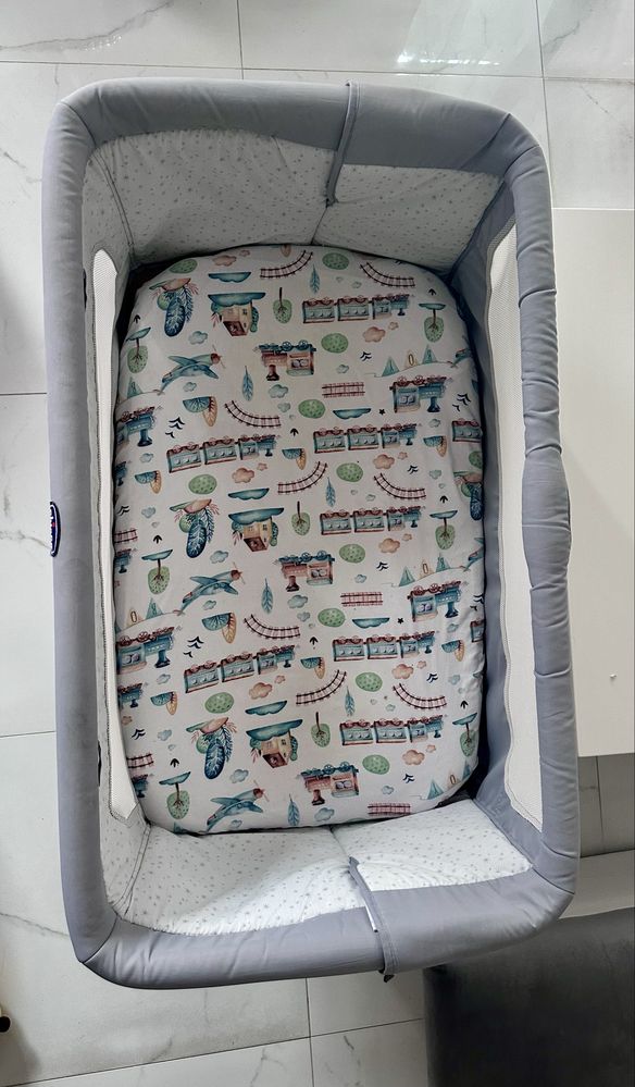 Łóżeczko chicco Next2me dostawne, kółka, materac