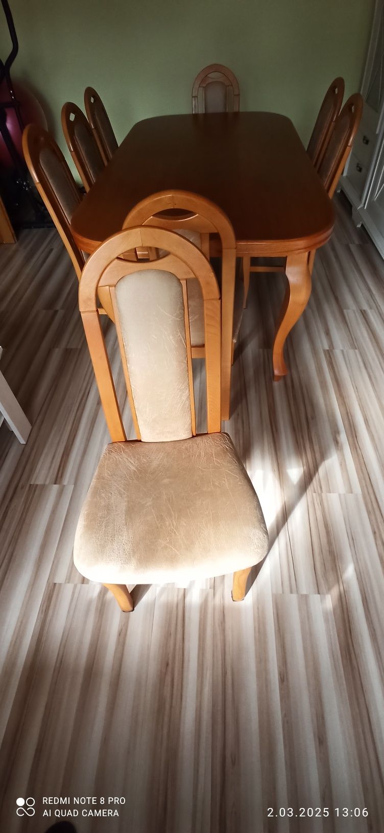 Sprzedam stół plus osiem krzeseł komplet.