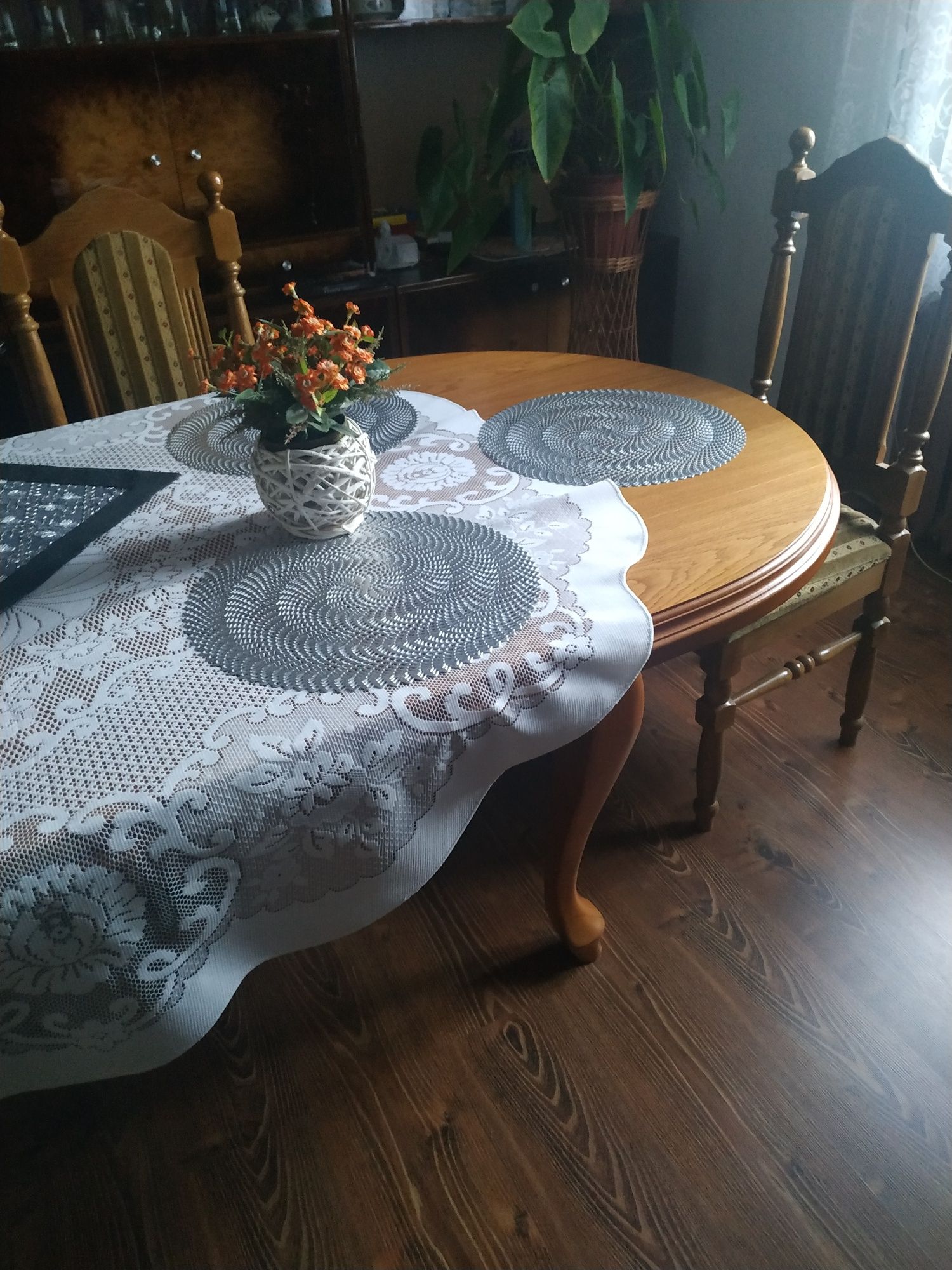 Piękny stół dębowy z 6 masywnymi krzesłami
