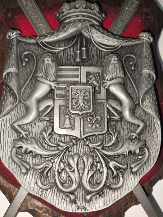 Antigo Escudo brasão armas espadas, medieval em estsnho