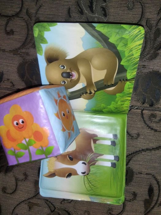 Для купання  і гри іграшки резинові,є з пищалками,книжка,кубик,млин ві