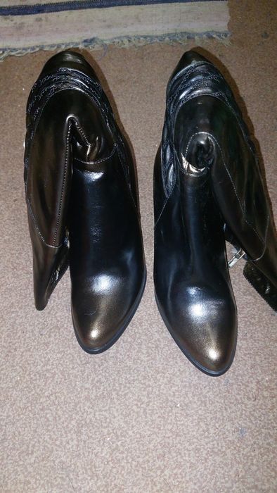 Високі чоботи на підборі