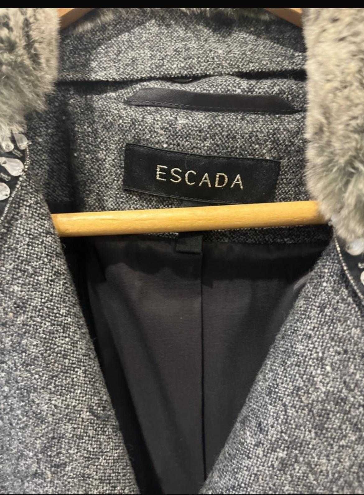 Casaco Escada comprido com pelo na gola