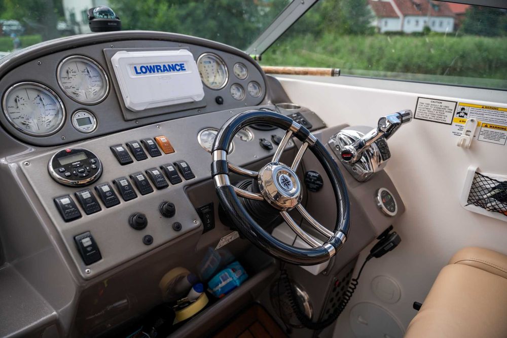 Rinker 300 Express Cruiser – 2009 r 2x 350 MAG 5.7L