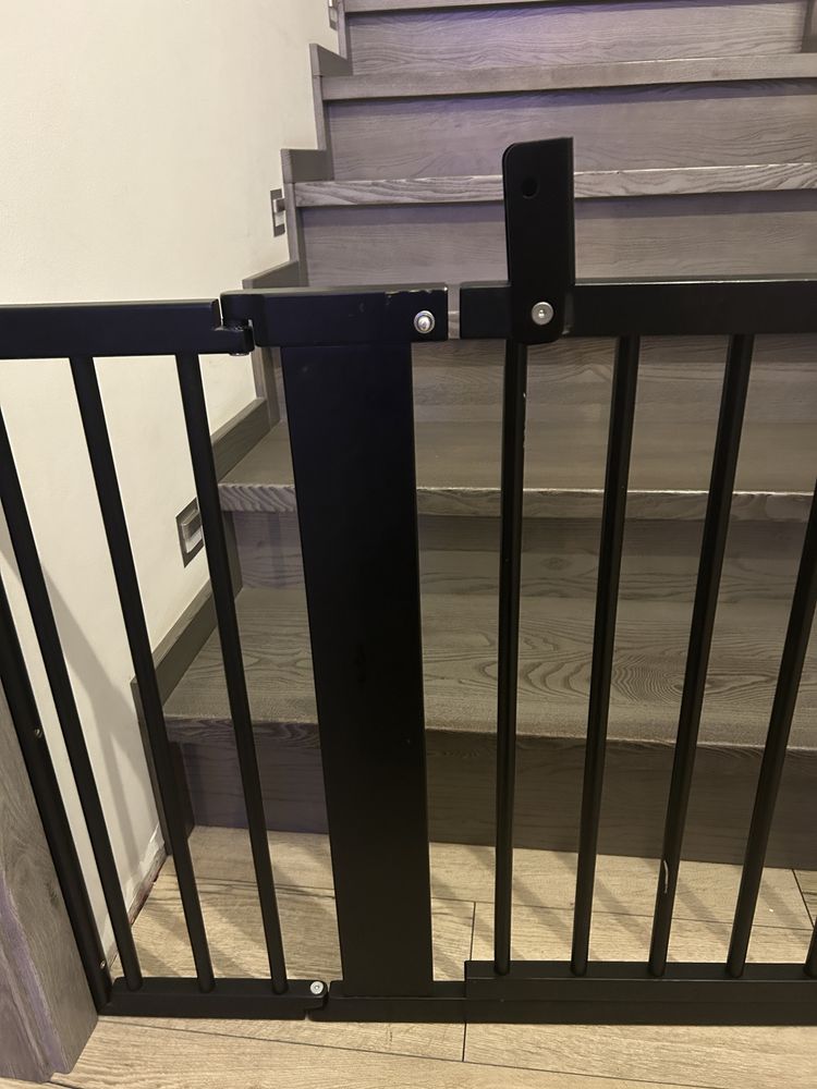 Barierka na schody sosnowa w kolorze czarnym