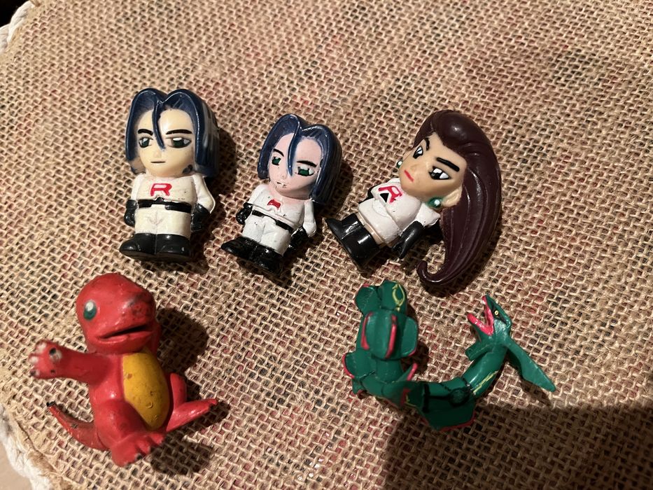Vendo bonecos pokemons borracha/plastico