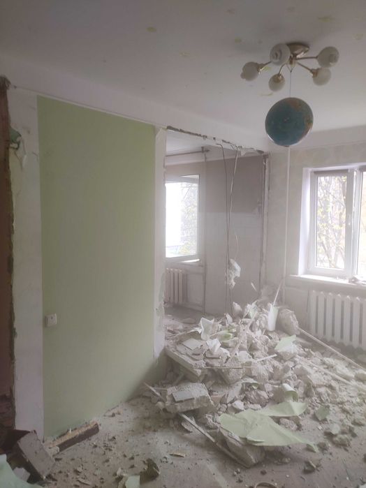 Демонтаж сантехкабін, стяжки, плитки, штукатурки. Вивезення сміття