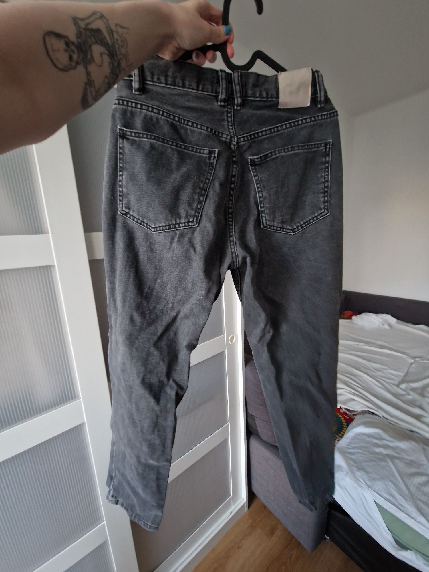 Mom jeans, czarne, sprany kolor, wysoki stan, pull&bear, luźne jeansy,