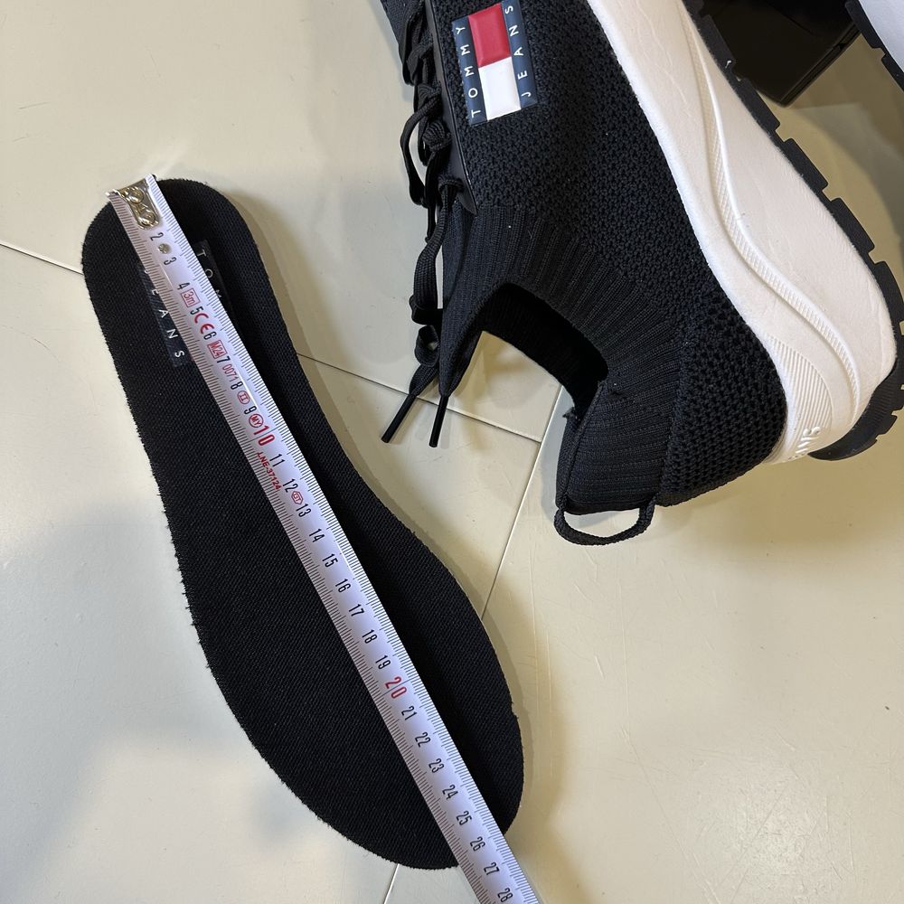 Tommy Hilfiger. Жіночі  кросівки. Оригінал. Розмір 40. Нові.