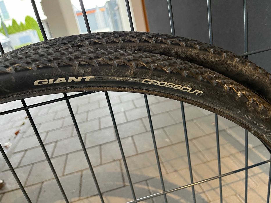 opony GIANT  CROSSCUT 700x38c