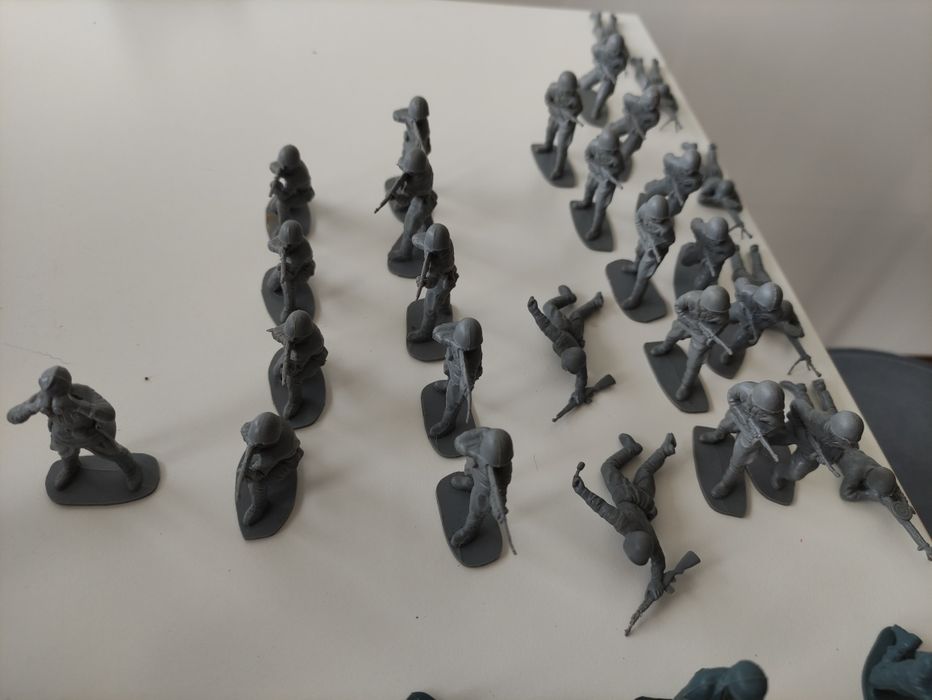 Vendo  28 miniaturas de soldados.